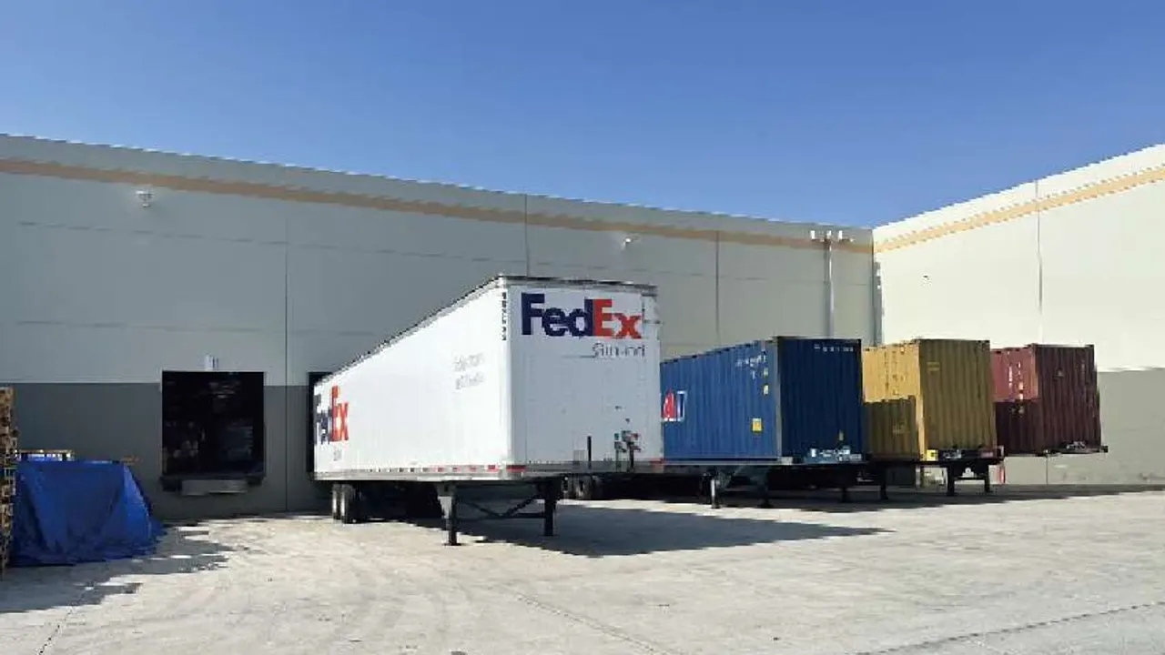 Loading area at a Henglin overseas warehouse in North America with a FedEx trailer and containers