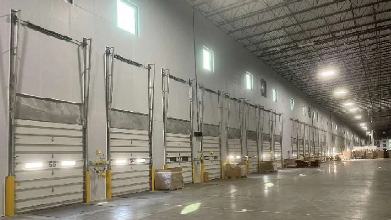Henglin warehouse interior with loading docks and palletized goods